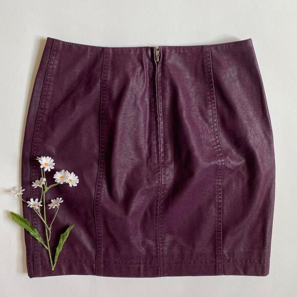 Free People plum faux leather mini skirt - Picture 2 of 8